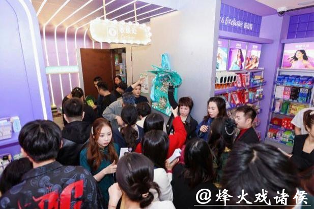 屈臣氏全国首家复古主题快闪店启幕,点燃新春消费热潮 屈臣氏全国首家复古主题快闪店启幕,点燃新春消费热潮